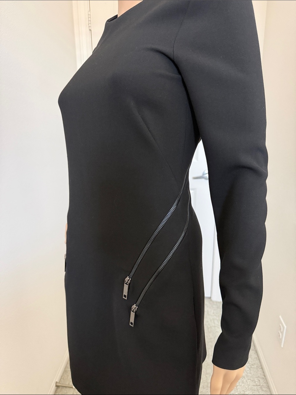 ZARA Classic Black Long-Sleeve Mini Dress with Zip Accents - Picture 3 of 10